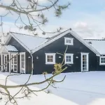 14 Person In * Blåvand