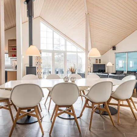 14 Person In * Blåvand