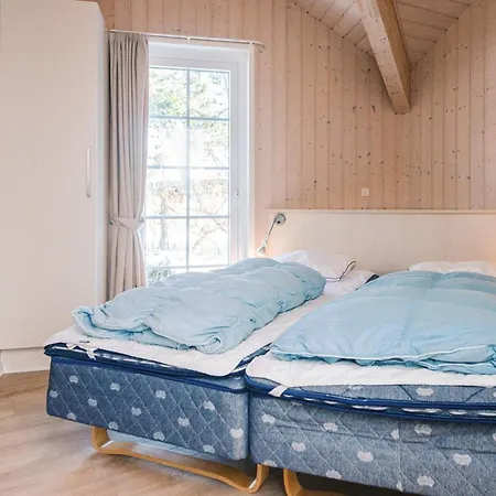 14 Person In * Blåvand